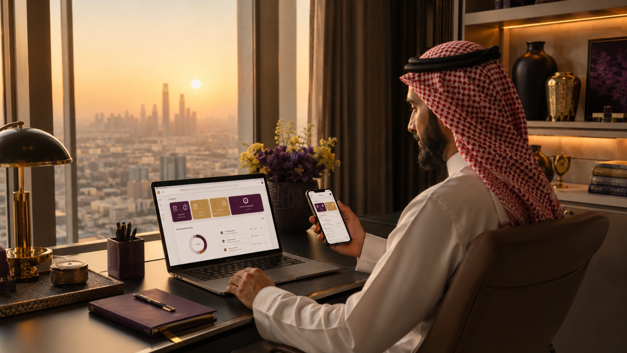 اجتماع فريق عمل سعودي في مساحة مكتبية معاصرة